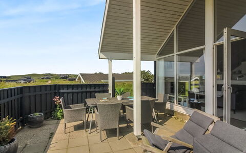 Wifred - 250M from the Sea: Huis, Huis, Deur, Dak, Verblijf, Landgoed, Tuin, Schaduw, Siding, Werf