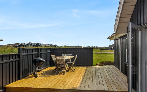 Wifred - 250M from the Sea: Huis, Huis, Deur, Dak, Verblijf, Landgoed, Tuin, Schaduw, Siding, Werf