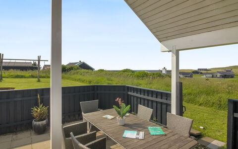 Wifred - 250M from the Sea: Huis, Huis, Deur, Dak, Verblijf, Landgoed, Tuin, Schaduw, Siding, Werf