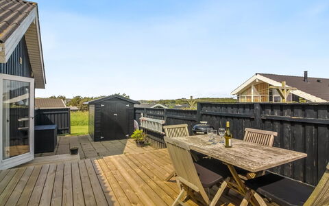Wifred - 250M from the Sea: Huis, Huis, Deur, Dak, Verblijf, Landgoed, Tuin, Schaduw, Siding, Werf