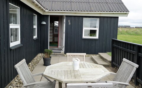 Wifred - 250M from the Sea: Huis, Huis, Deur, Dak, Verblijf, Landgoed, Tuin, Schaduw, Siding, Werf