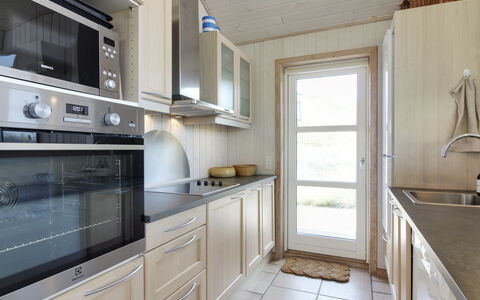 Åmunde - 150M from the Sea: Keuken, Toestel Van De Keuken, Countertop, Cabinetry, Flooring, Interieur Ontwerp, Major Appliance, Meubilair, Hout, Verdieping