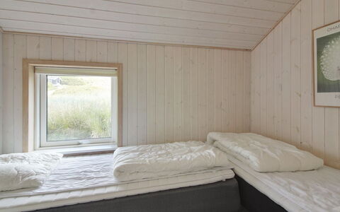 Åmunde - 150M from the Sea: Hout, Slaapkamer, Laken, Bed, Bedding, Verdieping, Bed Frame, Plafond, Hardwood, Beits