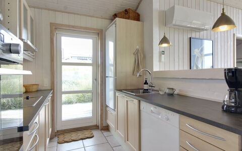 Åmunde - 150M from the Sea: Countertop, Keuken, Interieur Ontwerp, Flooring, Cabinetry, Toestel Van De Keuken, Hout, Meubilair, Verdieping, Plafond
