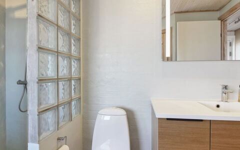 Åmunde - 150M from the Sea: Interieur Ontwerp, Muur, Flooring, Loodgieterswerkinrichting, Verdieping, Badkamerkast, Wastafel In De Badkamer, Badkamer, Plafond, Wastafel