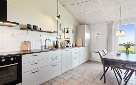 Eydis - 150M from the Sea: Keuken, Flooring, Countertop, Toestel Van De Keuken, Interieur Ontwerp, Major Appliance, Verdieping, Plafond, Lichte Inrichting, Meubilair
