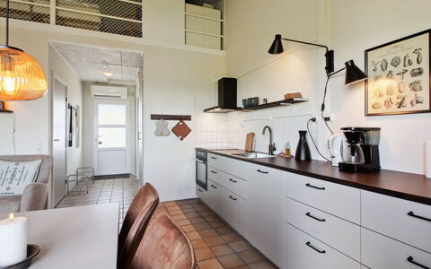 Eydis - 150M from the Sea: Flooring, Interieur Ontwerp, Keuken, Muur, Countertop, Plafond, Hout, Verdieping, Meubilair, Lichte Inrichting