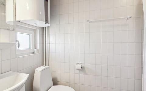 Eydis - 150M from the Sea: Wc Bril, Muur, Loodgieterswerkinrichting, Toilet, Badkamer, Interieur Ontwerp, Flooring, Verdieping, Wastafel, Wastafel In De Badkamer