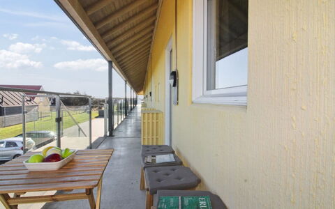 Eydis - 150M from the Sea: Samengesteld Materiaal, Schaduw, Daylighting, Veranda, Hek, Siding, Leuning, Balkon, Plank