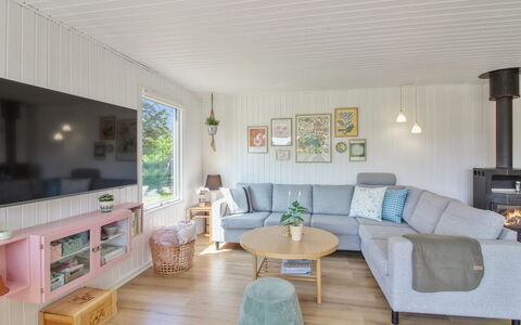 Herma - 300M from the Sea: Flooring, Interieur Ontwerp, Hout, Bankstel, Meubilair, Verdieping, Woonkamer, Plafond, Kamer