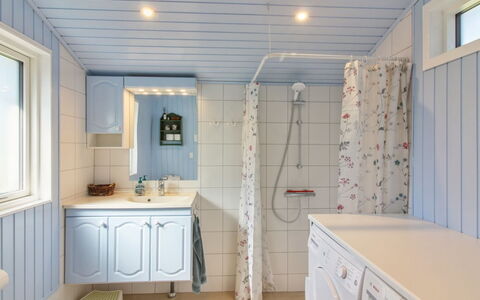 Herma - 300M from the Sea: Interieur Ontwerp, Flooring, Loodgieterswerkinrichting, Plafond, Verdieping, Kamer, Kraan, Loodgieter, Badkamer, Wastafel