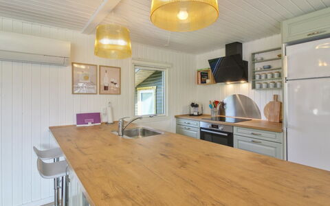 Herma - 300M from the Sea: Flooring, Interieur Ontwerp, Meubilair, Countertop, Hout, Verdieping, Plafond, Cabinetry, Houten Vloer, Keuken