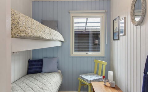 Herma - 300M from the Sea: Hout, Verdieping, Flooring, Interieur Ontwerp, Slaapkamer, Plafond, Huis, Bed, Kamer, Beits