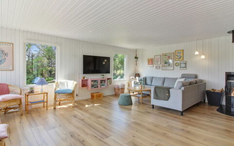 Herma - 300M from the Sea: Flooring, Interieur Ontwerp, Houten Vloer, Hout, Plafond, Verdieping, Woonkamer, Laminaatvloer, Huis, Meubilair