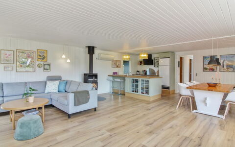 Herma - 300M from the Sea: Flooring, Interieur Ontwerp, Verdieping, Hout, Plafond, Meubilair, Houten Vloer, Bankstel, Kamer, Woonkamer
