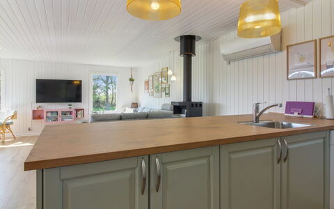 Herma - 300M from the Sea: Flooring, Keuken, Countertop, Interieur Ontwerp, Meubilair, Hout, Verdieping, Cabinetry, Plafond, Toestel Van De Keuken