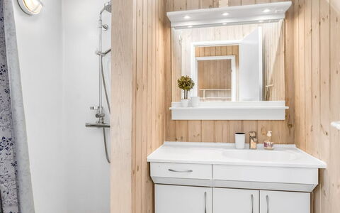 Anne - 100M from the Sea: Flooring, Interieur Ontwerp, Hout, Verdieping, Loodgieterswerkinrichting, Plafond, Wastafel, Badkamer, Wastafel In De Badkamer, Badkamerkast