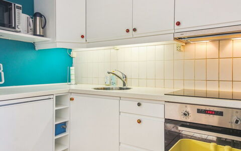 Kauko - 150M from the Sea: Keuken, Countertop, Interieur Ontwerp, Toestel Van De Keuken, Major Appliance, Flooring, Cabinetry, Plafond, Gootsteen, Wastafel