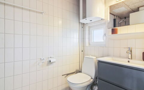 Kauko - 150M from the Sea: Loodgieterswerkinrichting, Flooring, Verdieping, Wastafel, Interieur Ontwerp, Loodgieter, Wc Bril, Badkamer, Toilet, Kamer