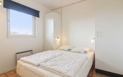 Kauko - 150M from the Sea: Slaapkamer, Bed, Verdieping, Interieur Ontwerp, Plafond, Flooring, Laken, Bedding, Bed Frame, Appartement