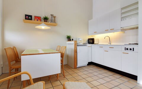 Tomte - 70M from the Sea: Interieur Ontwerp, Flooring, Keuken, Verdieping, Hout, Meubilair, Plafond, Toestel Van De Keuken, Major Appliance, Countertop
