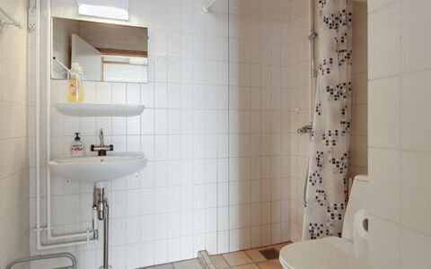 Tomte - 70M from the Sea: Loodgieterswerkinrichting, Muur, Badkamer, Interieur Ontwerp, Flooring, Verdieping, Wastafel In De Badkamer, Wastafel, Loodgieter, Toilet