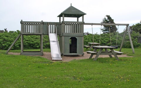 Tomte - 70M from the Sea: Dia Van De Speelplaats, Gazon, Park, Tuin, Schaduw, Speeltoestel, Werf, Landscaping, Chute, Backyard