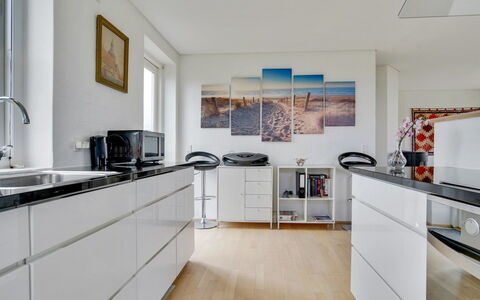 Adrian - 200M from the Sea: Keuken, Flooring, Interieur Ontwerp, Countertop, Cabinetry, Hout, Toestel Van De Keuken, Verdieping, Meubilair, Huis