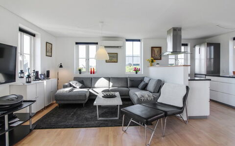Adrian - 200M from the Sea: Meubilair, Interieur Ontwerp, Flooring, Bankstel, Verdieping, Plafond, Woonkamer, Tafel, Stoel, Kamer