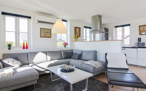 Adrian - 200M from the Sea: Meubilair, Bankstel, Interieur Ontwerp, Flooring, Woonkamer, Verdieping, Plafond, Tafel, Huis, Kamer