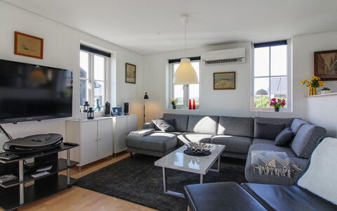 Adrian - 200M from the Sea: Meubilair, Interieur Ontwerp, Bankstel, Flooring, Verdieping, Woonkamer, Plafond, Kamer, Tafel, Appartement