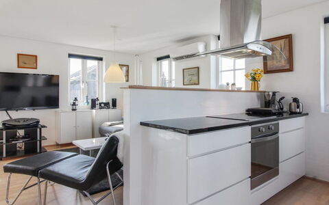Adrian - 200M from the Sea: Meubilair, Interieur Ontwerp, Keuken, Flooring, Countertop, Cabinetry, Toestel Van De Keuken, Hout, Verdieping, Plafond