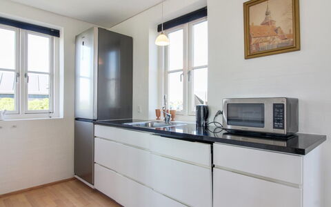 Adrian - 200M from the Sea: Keuken, Countertop, Cabinetry, Flooring, Toestel Van De Keuken, Hout, Interieur Ontwerp, Verdieping, Major Appliance, Huishoudapparatuur