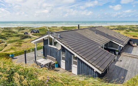 Alyssa - 300M from the Sea: Verblijf, Dak, Huis, Helling, Hut, Siding