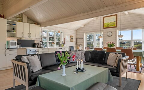 Mathy - 900M from the Sea: Hout, Huis, Huis, Verblijf, Plafond, Woonkamer, Hardwood, Bankstel, Houten Vloer
