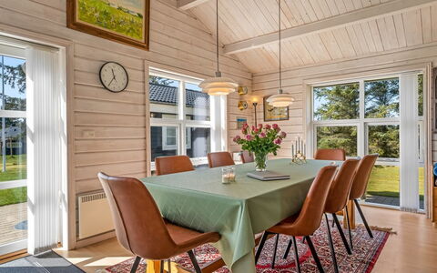 Mathy - 900M from the Sea: Hout, Interieur Ontwerp, Flooring, Plafond, Meubilair, Eetkamer, Keuken En Eettafel, Verdieping, Huis, Houten Vloer