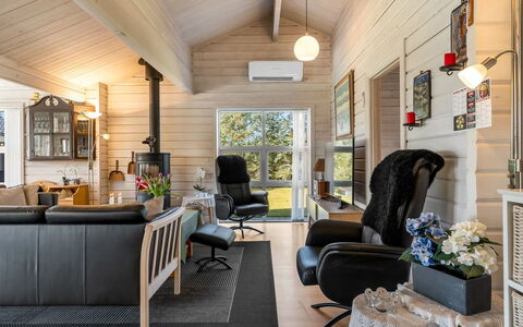 Mathy - 900M from the Sea: Hout, Meubilair, Interieur Ontwerp, Woonkamer, Flooring, Houten Vloer, Plafond, Bankstel, Huis, Verdieping