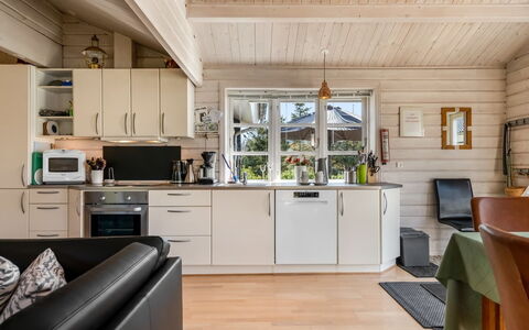 Mathy - 900M from the Sea: Hout, Meubilair, Plafond, Flooring, Verdieping, Houten Vloer, Huis, Interieur Ontwerp, Huis, Keuken