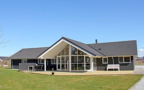 Steen - 800M from the Sea: Gebouw, Huis, Venster, Huis, Dak, Woongebied, Struik, Verblijf, Land Lot