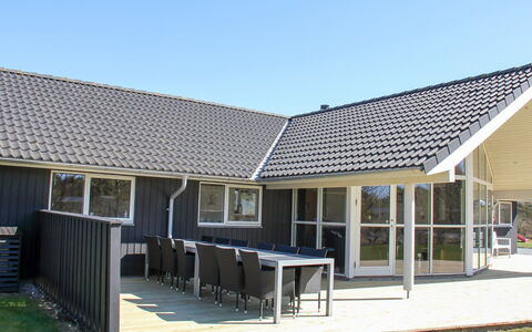 Steen - 800M from the Sea: Gebouw, Huis, Venster, Huis, Dak, Woongebied, Struik, Verblijf, Land Lot