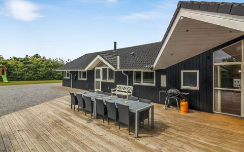 Steen - 800M from the Sea: Gebouw, Huis, Venster, Huis, Dak, Woongebied, Struik, Verblijf, Land Lot
