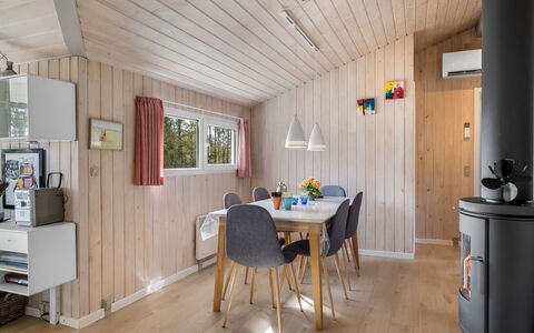 Richardine - 850M from the Sea: Plafond, Flooring, Interieur Ontwerp, Verdieping, Samengesteld Materiaal, Meubilair, Toevlucht, Hotel, Ontwerp, Daylighting