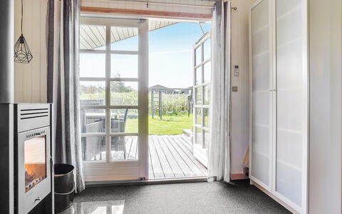 Myriam - 200M from the Sea: Flooring, Hout, Verdieping, Interieur Ontwerp, Plafond, Deur, Huis, Houten Vloer, Tapijt, Kamer