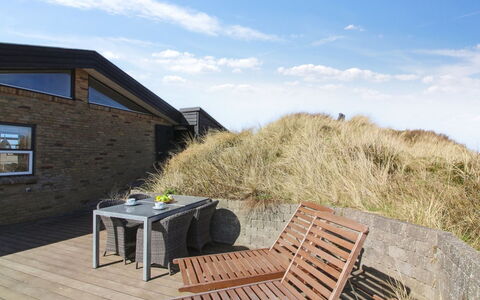 Judeth - 300M from the Sea: Meubilair, Interieur Ontwerp, Stoel, Flooring, Tafel, Toevlucht, Verdieping, Plafond, Kamer, Eco Hotel