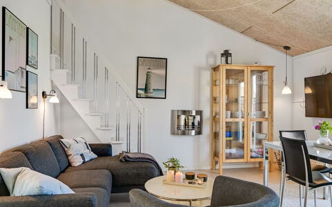 Brod - 150M from the Sea: Meubilair, Interieur Ontwerp, Muur, Bankstel, Flooring, Hout, Plafond, Woonkamer, Verdieping, Lichte Inrichting