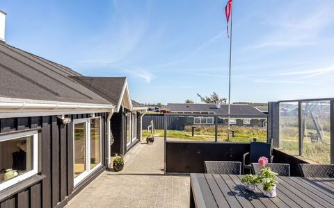 Doritea - 50M from the Sea: Verblijf, Huis, Huis, Dak, Veranda, Landgoed, Siding, Garden Gebouwen, Boerderij, Werf