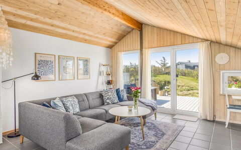 Doritea - 50M from the Sea: Hout, Huis, Verblijf, Hardwood, Beits, Houten Vloer, Woonkamer, Plank, Timmerhout