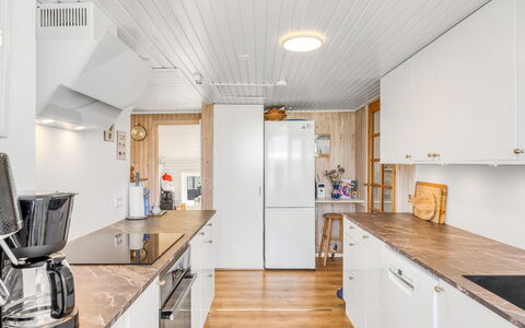 Doritea - 50M from the Sea: Keuken, Hout, Toestel Van De Keuken, Flooring, Plafond, Major Appliance, Interieur Ontwerp, Countertop, Houten Vloer, Verdieping