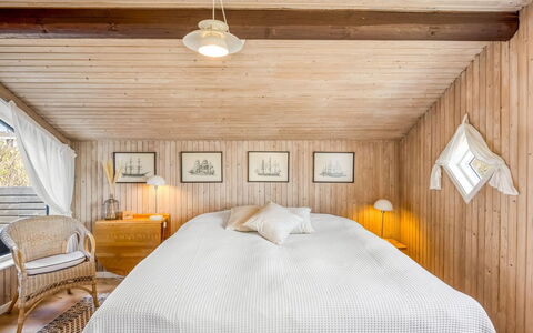 Doritea - 50M from the Sea: Interieur Ontwerp, Meubilair, Hout, Slaapkamer, Flooring, Plafond, Verdieping, Bed, Laken, Linens