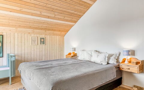 Doritea - 50M from the Sea: Interieur Ontwerp, Flooring, Verdieping, Slaapkamer, Hout, Meubilair, Bed, Plafond, Kamer, Houten Vloer
